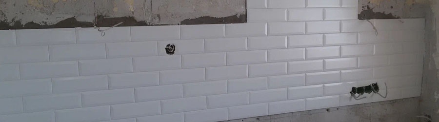 Как правильно выложить фартук из плитки на кухне: пошаговая инструкция