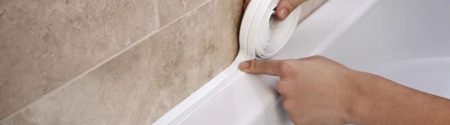 Чем заделать щель между ванной и плиткой